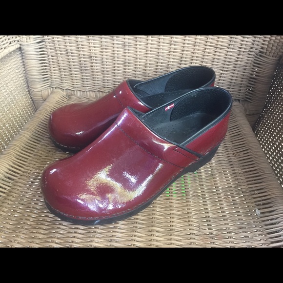 sanita red patent leather clogs
